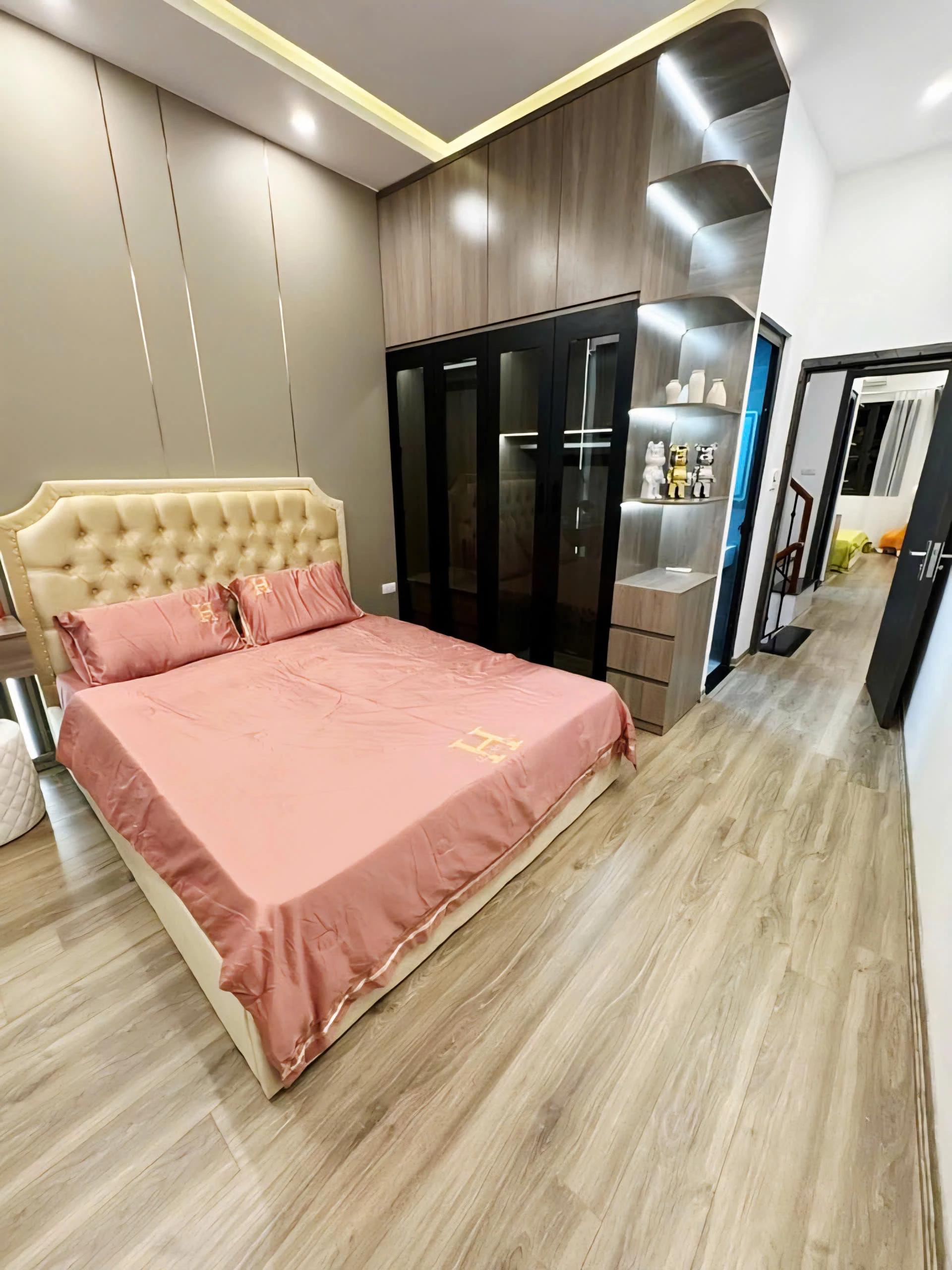 Cực hiếm nhà đẹp Đội Cấn ngõ thông ô tô đỗ cổng mặt tiền rộng 45m² x 5 tầng hơn 10 tỷ