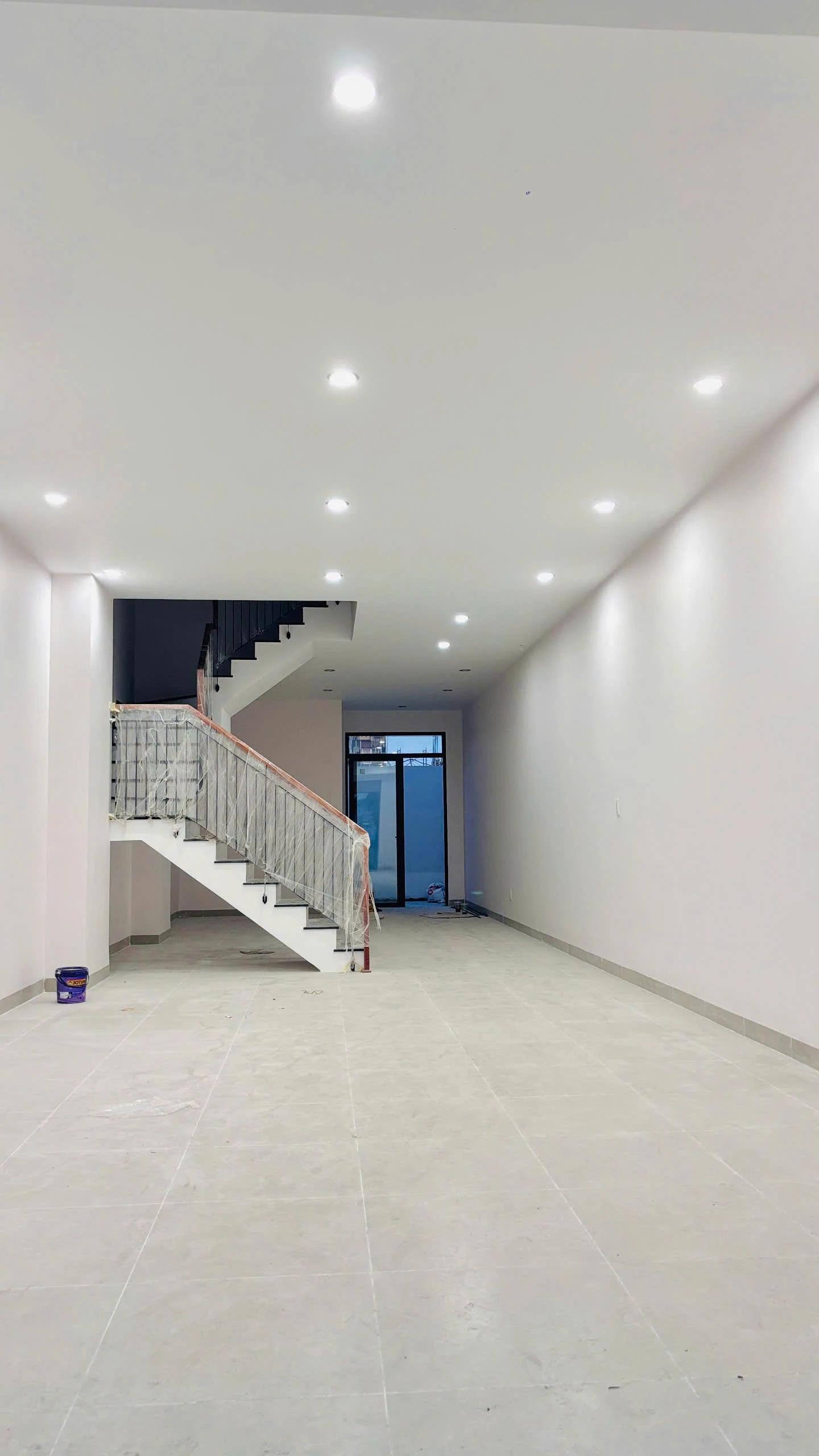 💥 BỎ RA CHỈ KHOẢNG 900 TRIỆU – CẦM TRONG TAY MỘT TÀI SẢN 4 TẦNG VEN BIỂN KHÁNH HÒA