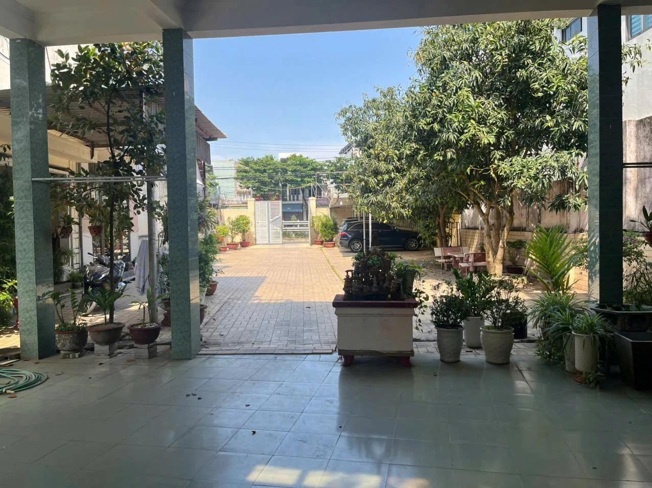 Bán căn biệt thự sân vườn gần cầu vượt ngã ba Huế, TP. Đà Nẵng