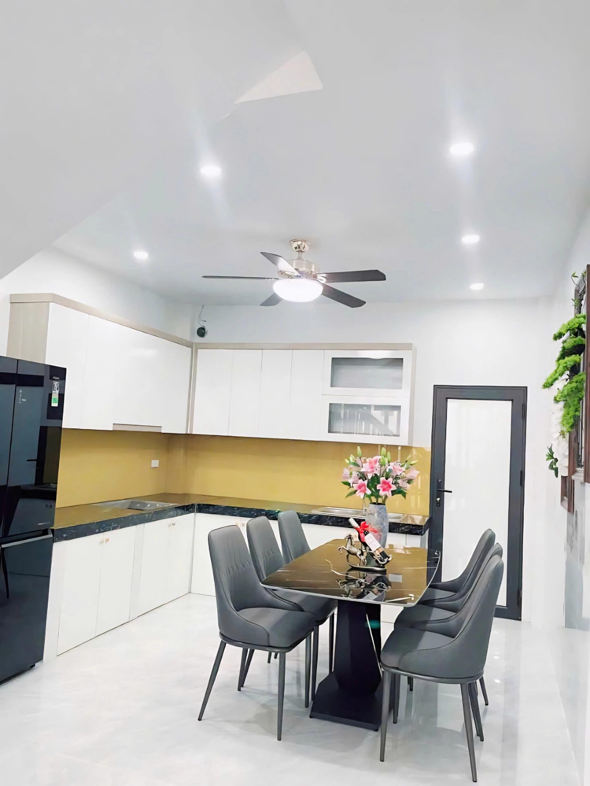 Bán nhà Hoàng Hoa Thám ngõ ô tô thông, gần phố, 44m² x 5 tầng hơn 14 tỷ
