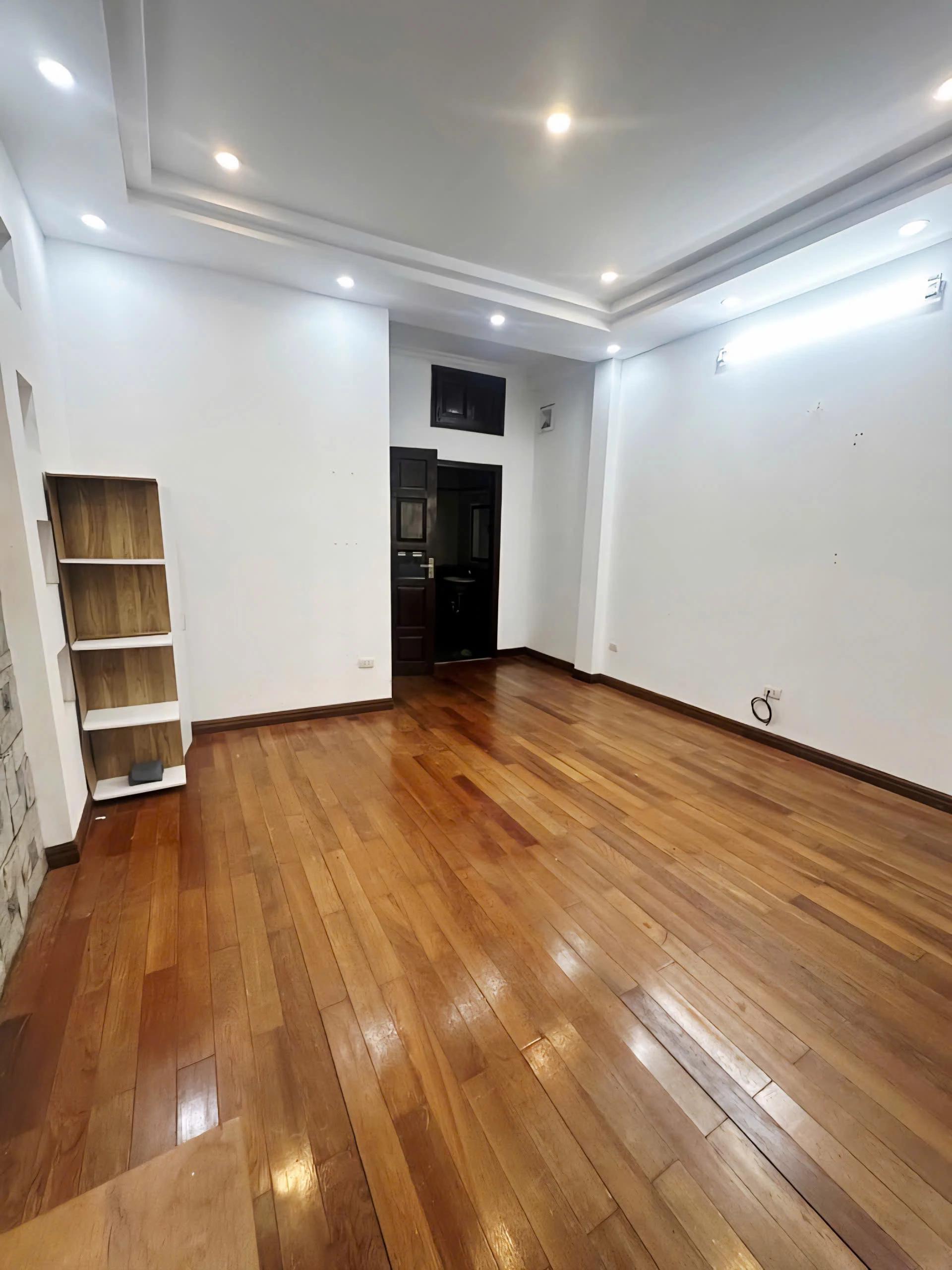 Nhà đẹp Hoàng Hoa Thám gần ngõ thông ô tô 32m² giá 7.2 tỷ