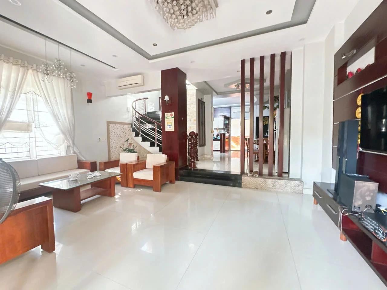 Căn biệt thự đẹp 2 mặt tiền gần sông Hàn, TP. Đà Nẵng